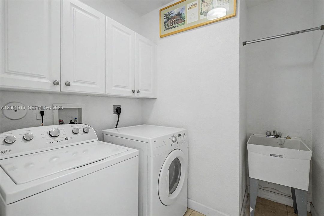 На продажу: $999,999 (5 спален, 4 ванн, 3945 Квадратных фут)