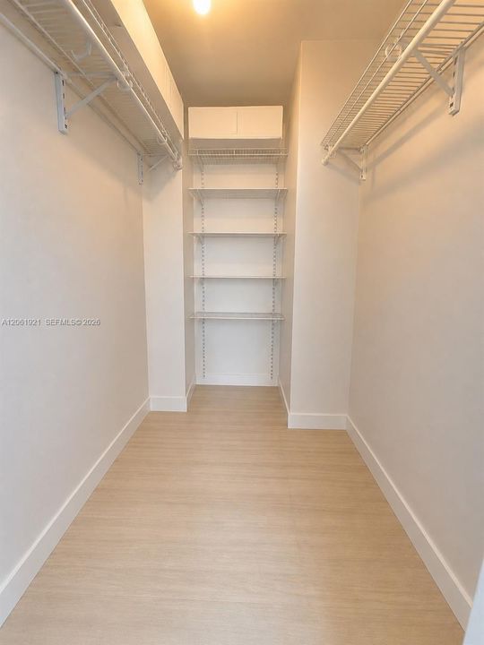 For Rent: $2,200 (1 beds, 1 baths, 915 Square Feet)