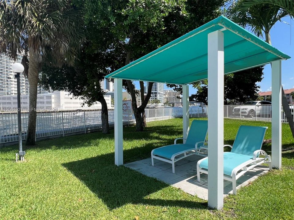 For Rent: $2,200 (1 beds, 1 baths, 915 Square Feet)