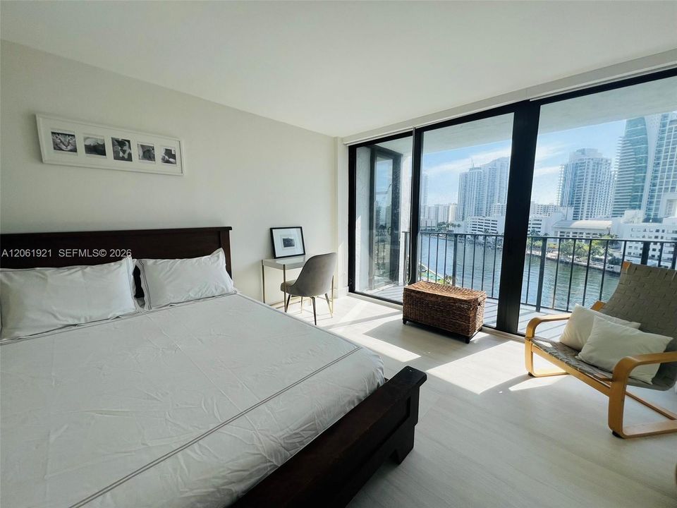 For Rent: $2,200 (1 beds, 1 baths, 915 Square Feet)