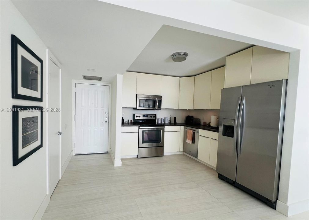 For Rent: $2,200 (1 beds, 1 baths, 915 Square Feet)