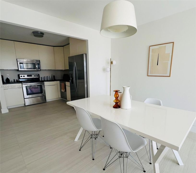 For Rent: $2,200 (1 beds, 1 baths, 915 Square Feet)