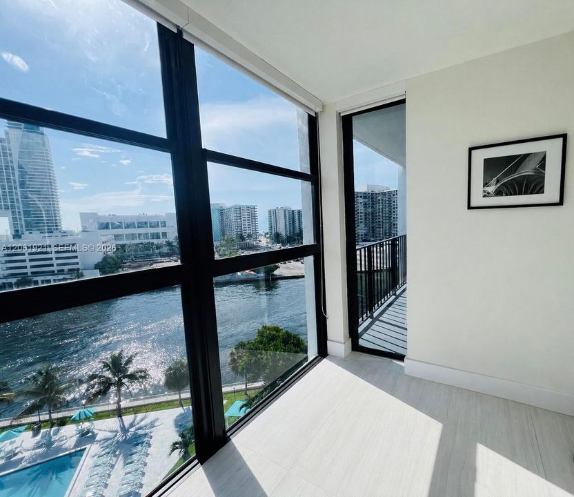 For Rent: $2,200 (1 beds, 1 baths, 915 Square Feet)