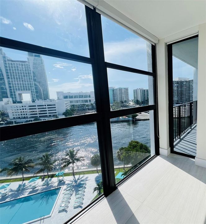 For Rent: $2,200 (1 beds, 1 baths, 915 Square Feet)