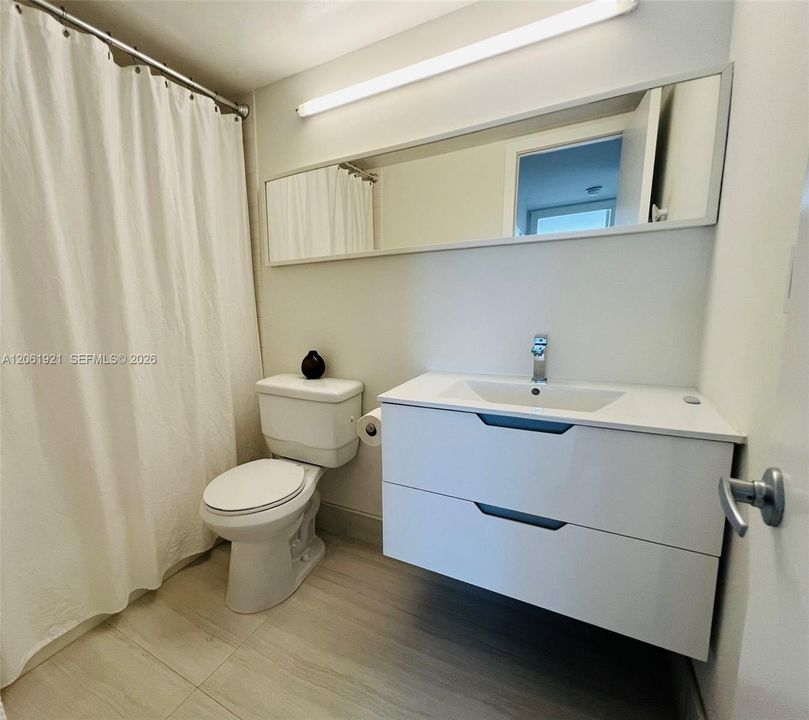 For Rent: $2,200 (1 beds, 1 baths, 915 Square Feet)