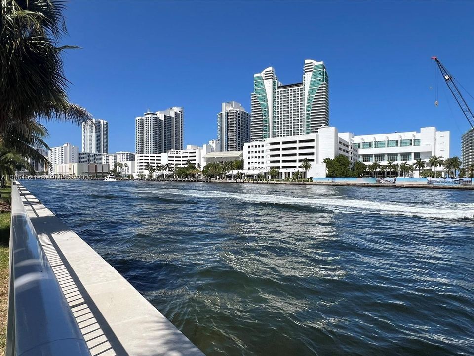For Rent: $2,200 (1 beds, 1 baths, 915 Square Feet)