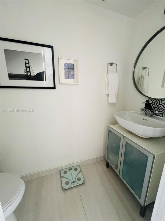 For Rent: $2,200 (1 beds, 1 baths, 915 Square Feet)