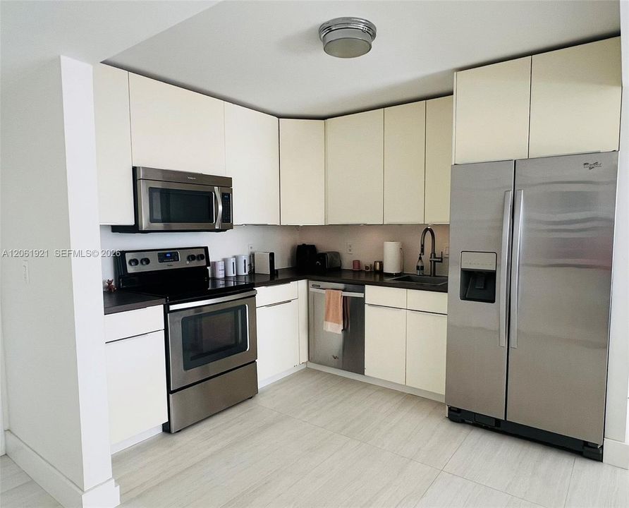 For Rent: $2,200 (1 beds, 1 baths, 915 Square Feet)