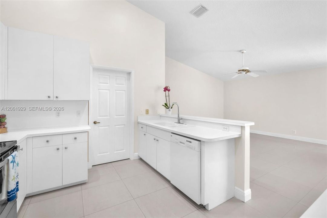В аренду: $6,900 (4 спален, 2 ванн, 2194 Квадратных фут)