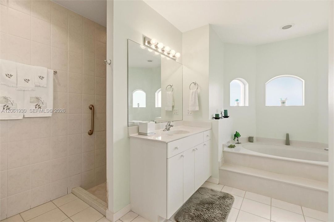 En Venta: $615,000 (4 camas, 2 baños, 2356 Pies cuadrados)