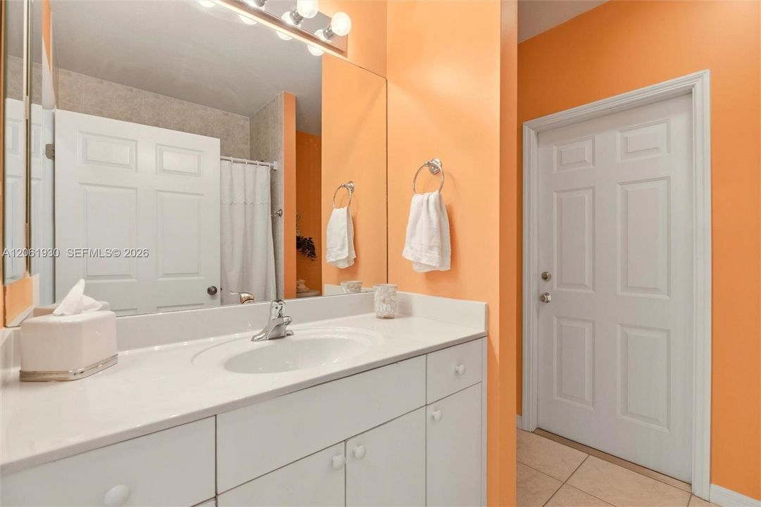 En Venta: $615,000 (4 camas, 2 baños, 2356 Pies cuadrados)