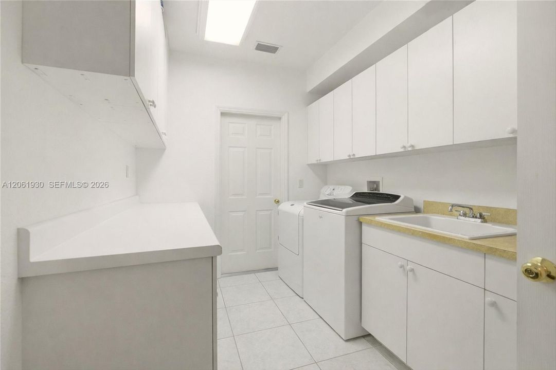 En Venta: $615,000 (4 camas, 2 baños, 2356 Pies cuadrados)