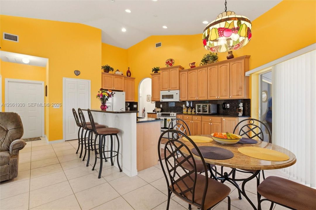 En Venta: $615,000 (4 camas, 2 baños, 2356 Pies cuadrados)