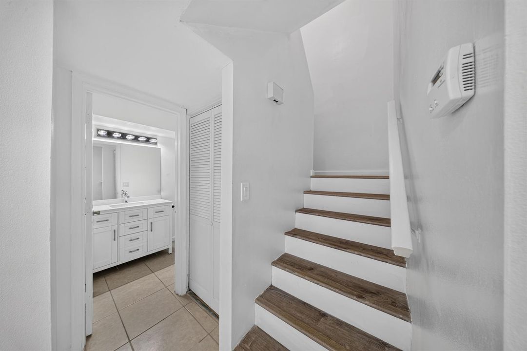 Full Guest Bathroom/Stairway