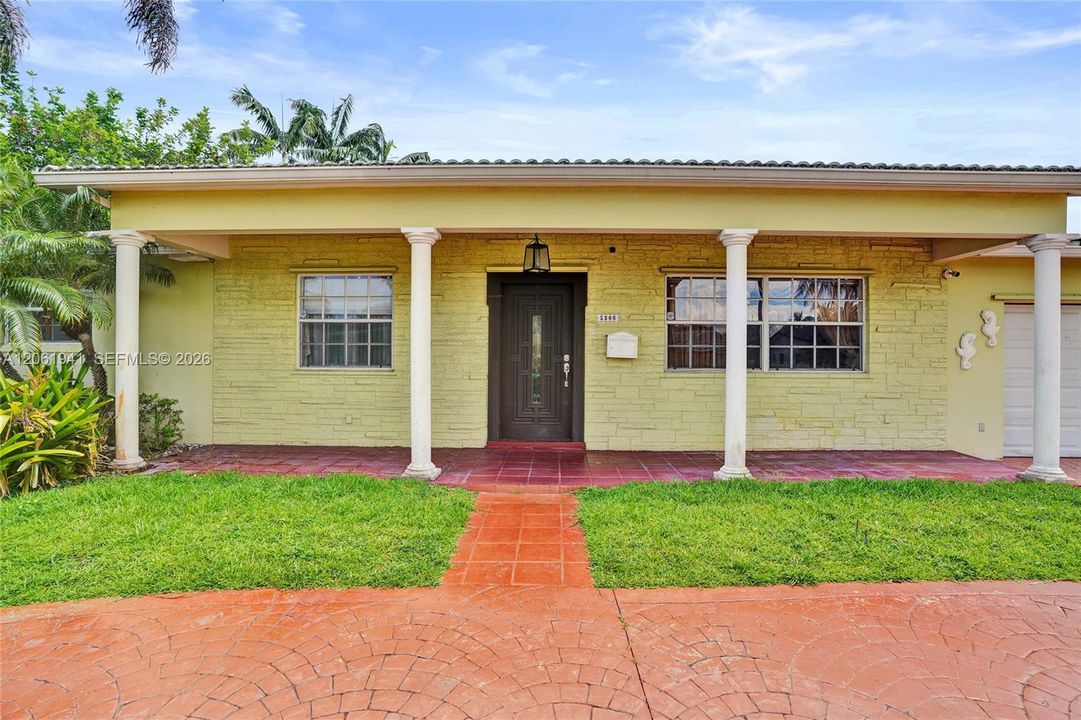 На продажу: $825,000 (4 спален, 2 ванн, 1967 Квадратных фут)