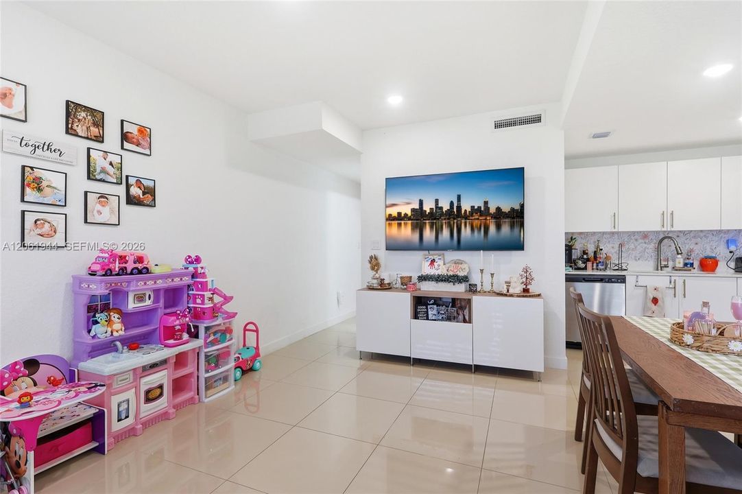 En Renta: $3,100 (4 camas, 3 baños, 1398 Pies cuadrados)