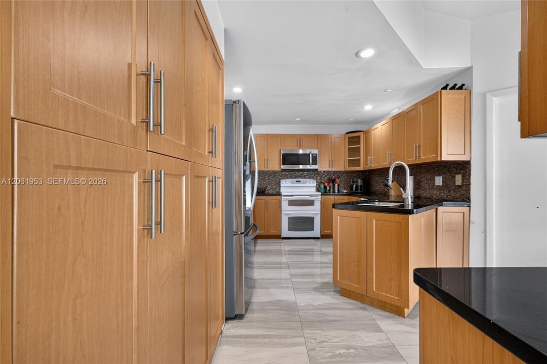 На продажу: $710,000 (3 спален, 2 ванн, 1955 Квадратных фут)