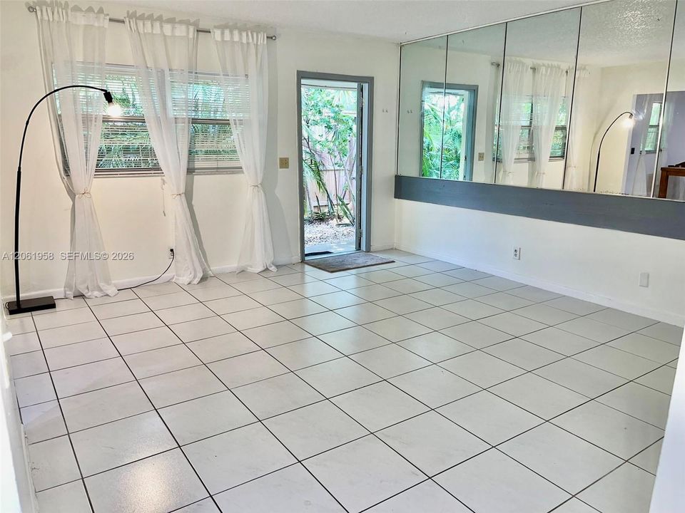 For Rent: $1,800 (2 beds, 1 baths, 2068 Square Feet)