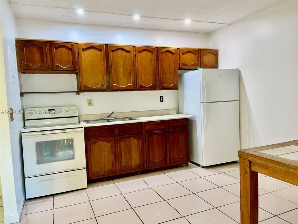 For Rent: $1,800 (2 beds, 1 baths, 2068 Square Feet)