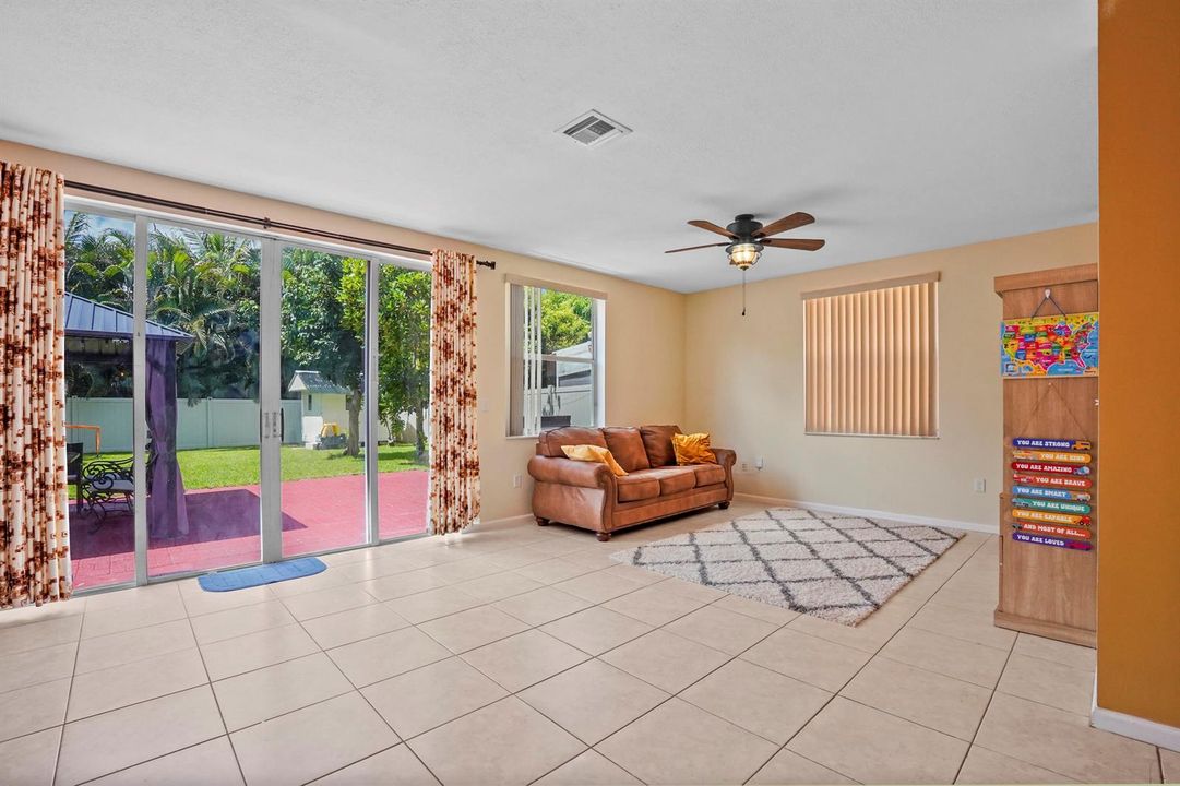 16 Family room 02