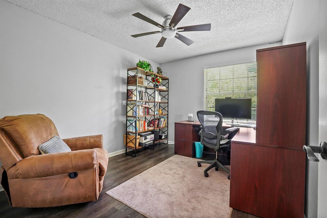 25 office 01