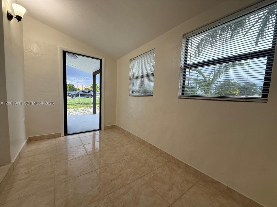 В аренду: $2,650 (2 спален, 1 ванн, 811 Квадратных фут)