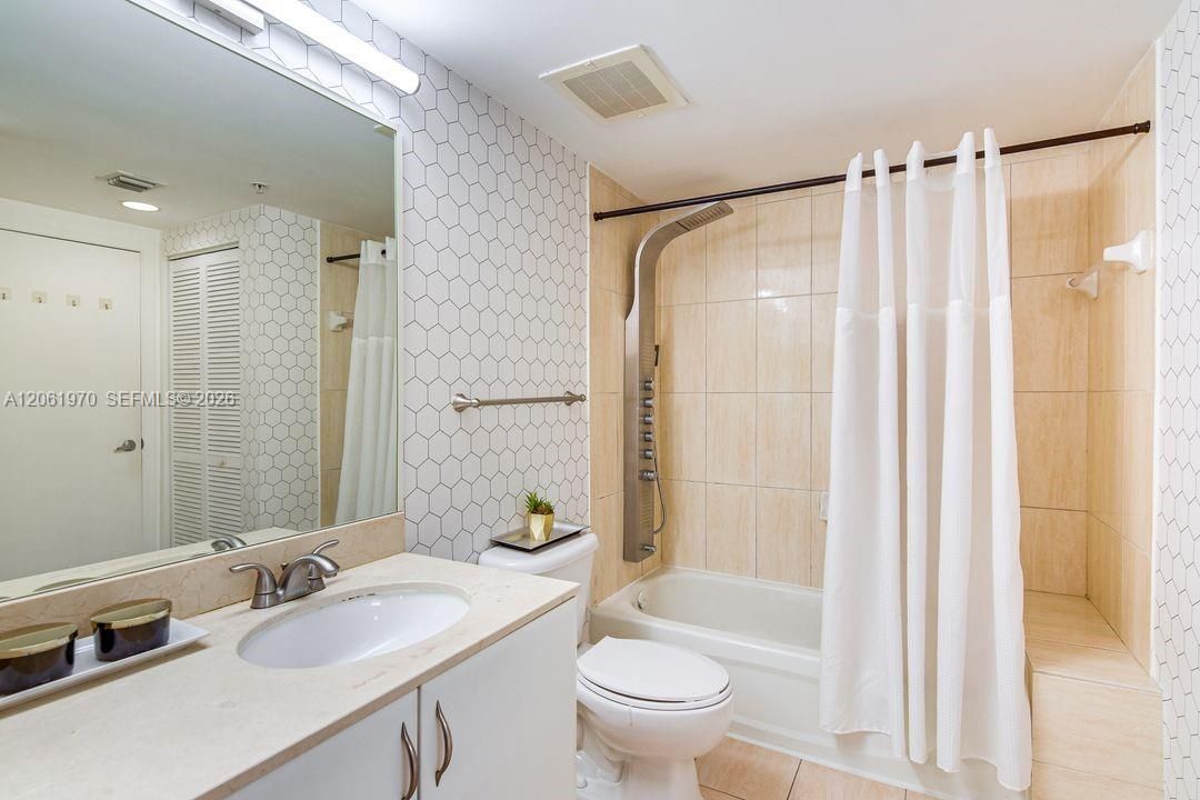 На продажу: $330,000 (1 спален, 1 ванн, 825 Квадратных фут)