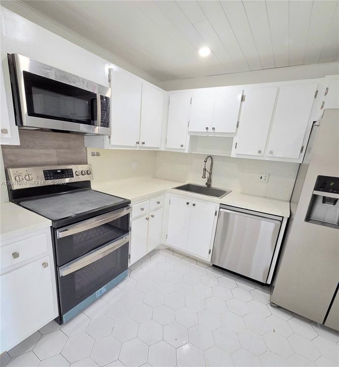 В аренду: $2,300 (2 спален, 2 ванн, 1216 Квадратных фут)