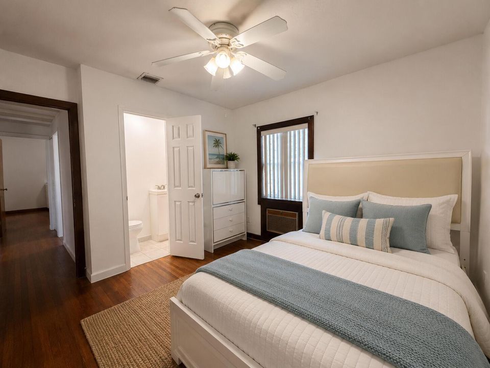 primary-room-bed-virtually-staged