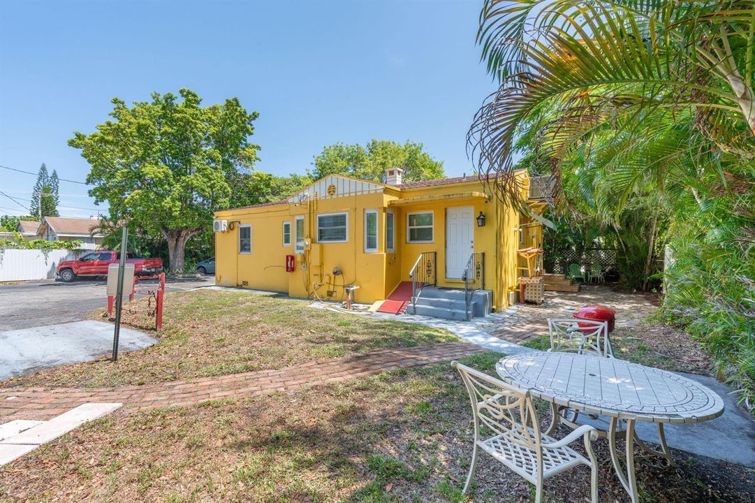 2-web-or-mls-2221 Fillmore St, Hollywood