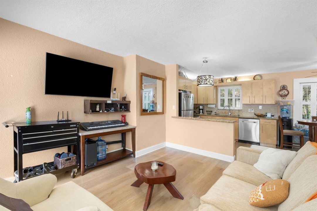13-web-or-mls-2221 Fillmore St, Hollywoo