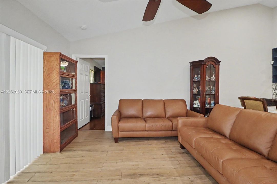 En Venta: $400,000 (3 camas, 2 baños, 1381 Pies cuadrados)
