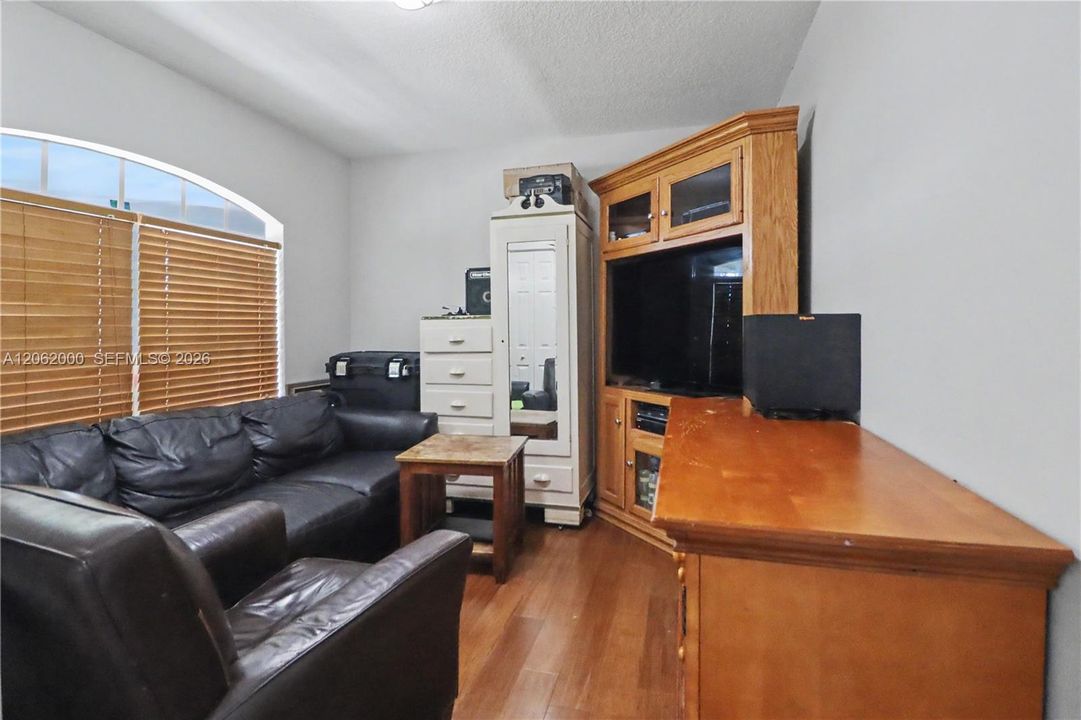 En Venta: $400,000 (3 camas, 2 baños, 1381 Pies cuadrados)