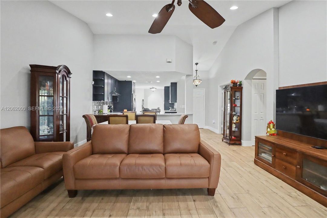 En Venta: $400,000 (3 camas, 2 baños, 1381 Pies cuadrados)