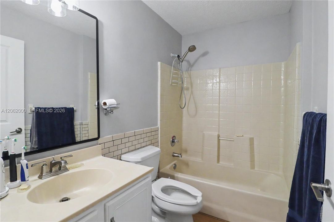 En Venta: $400,000 (3 camas, 2 baños, 1381 Pies cuadrados)