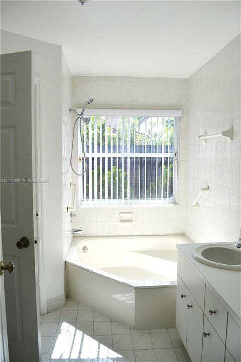 В аренду: $3,200 (3 спален, 2 ванн, 1574 Квадратных фут)