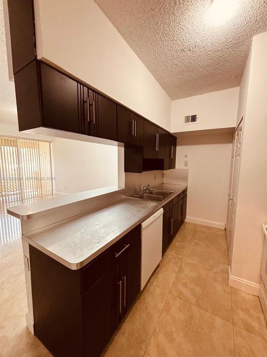 For Rent: $1,750 (1 beds, 1 baths, 887 Square Feet)