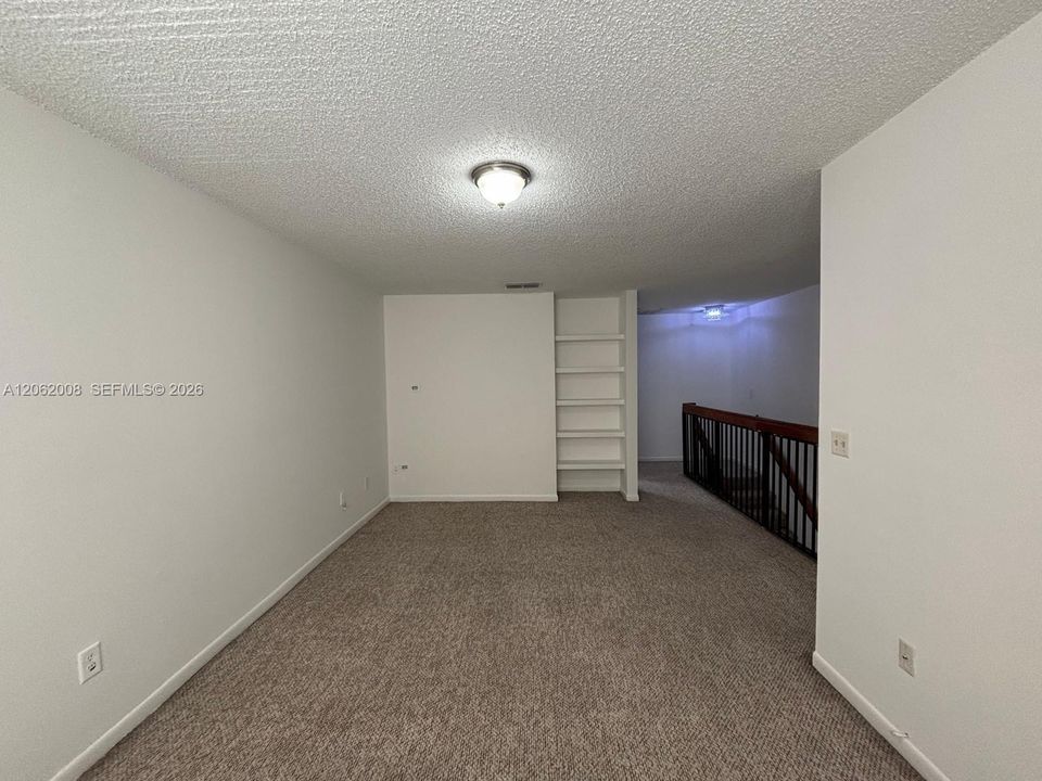 For Rent: $1,750 (1 beds, 1 baths, 887 Square Feet)