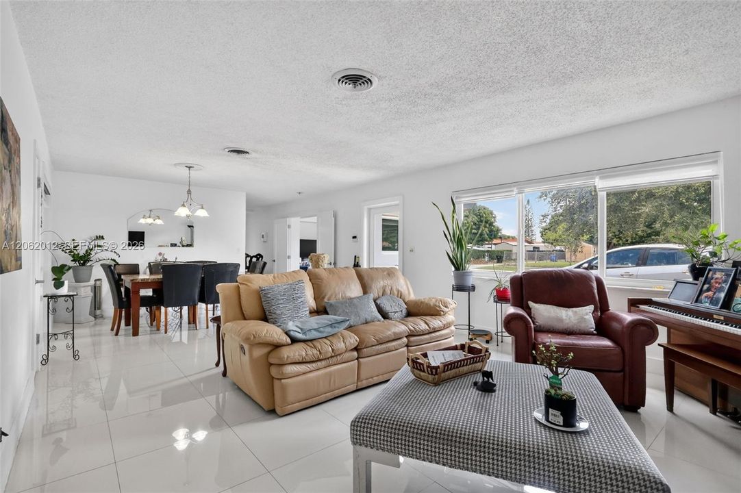 For Sale: $899,000 (3 beds, 2 baths, 1673 Square Feet)