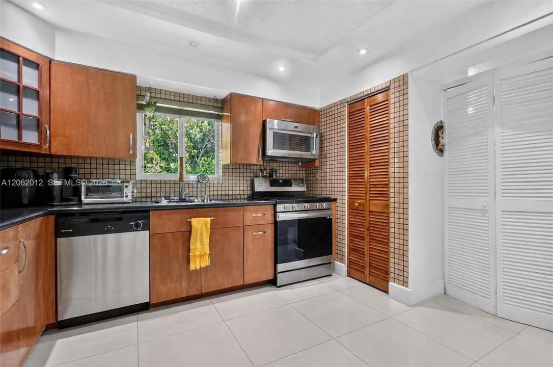 For Sale: $899,000 (3 beds, 2 baths, 1673 Square Feet)