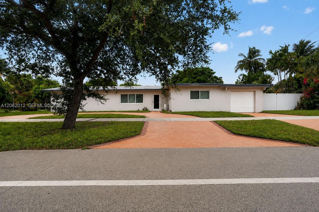 For Sale: $899,000 (3 beds, 2 baths, 1673 Square Feet)