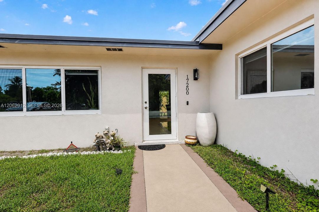For Sale: $899,000 (3 beds, 2 baths, 1673 Square Feet)