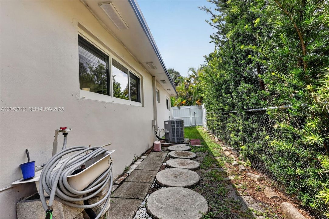 For Sale: $899,000 (3 beds, 2 baths, 1673 Square Feet)