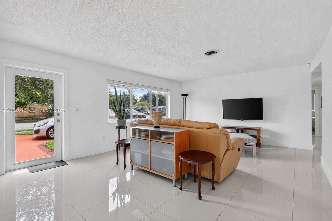 For Sale: $899,000 (3 beds, 2 baths, 1673 Square Feet)