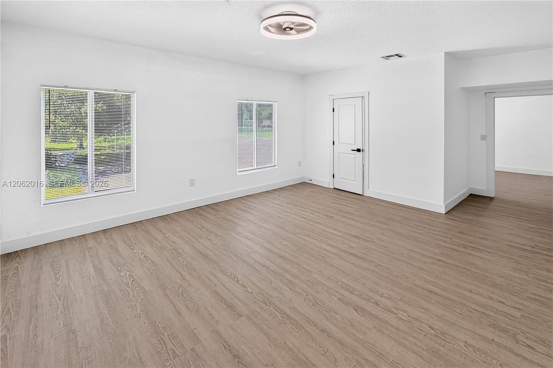 На продажу: $450,000 (4 спален, 3 ванн, 1904 Квадратных фут)