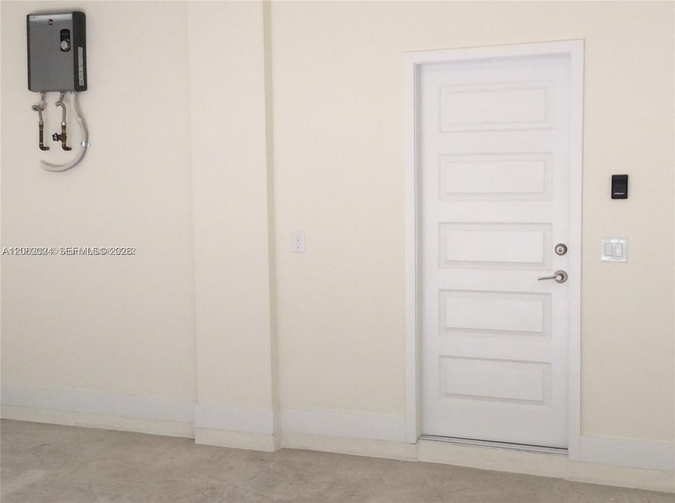 Activo con contrato: $3,950 (3 camas, 2 baños, 1424 Pies cuadrados)