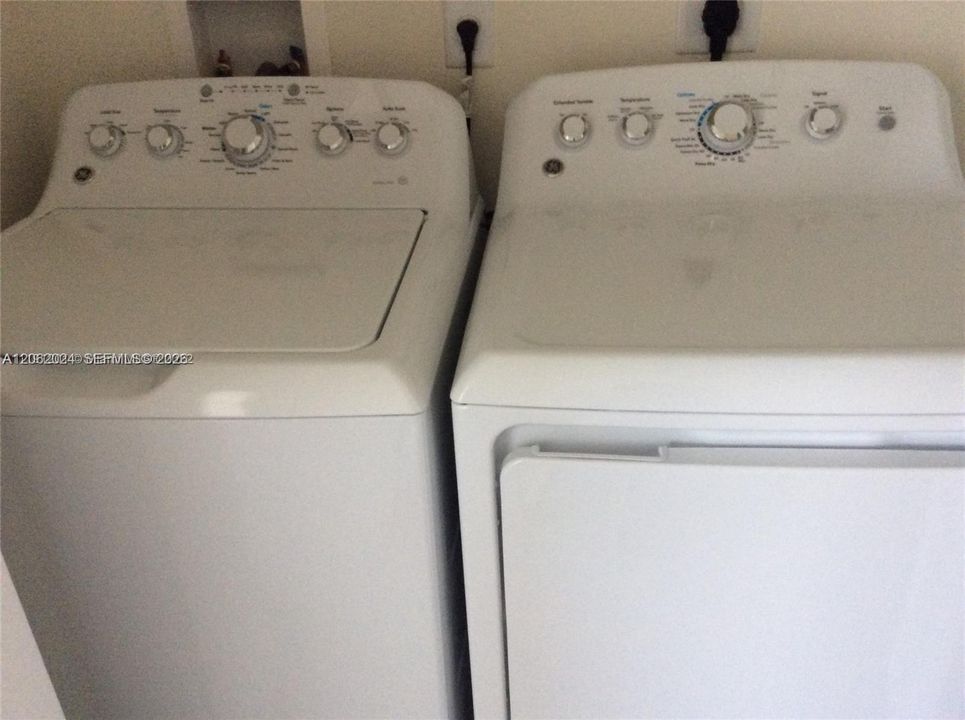 Activo con contrato: $3,950 (3 camas, 2 baños, 1424 Pies cuadrados)