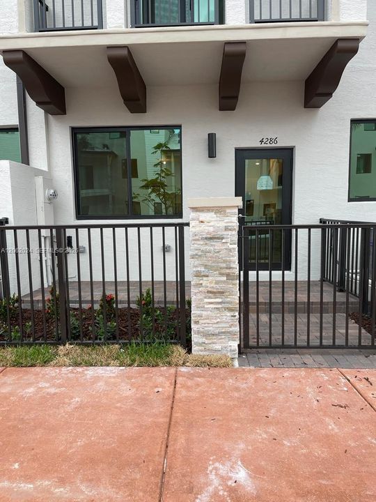 Activo con contrato: $3,950 (3 camas, 2 baños, 1424 Pies cuadrados)