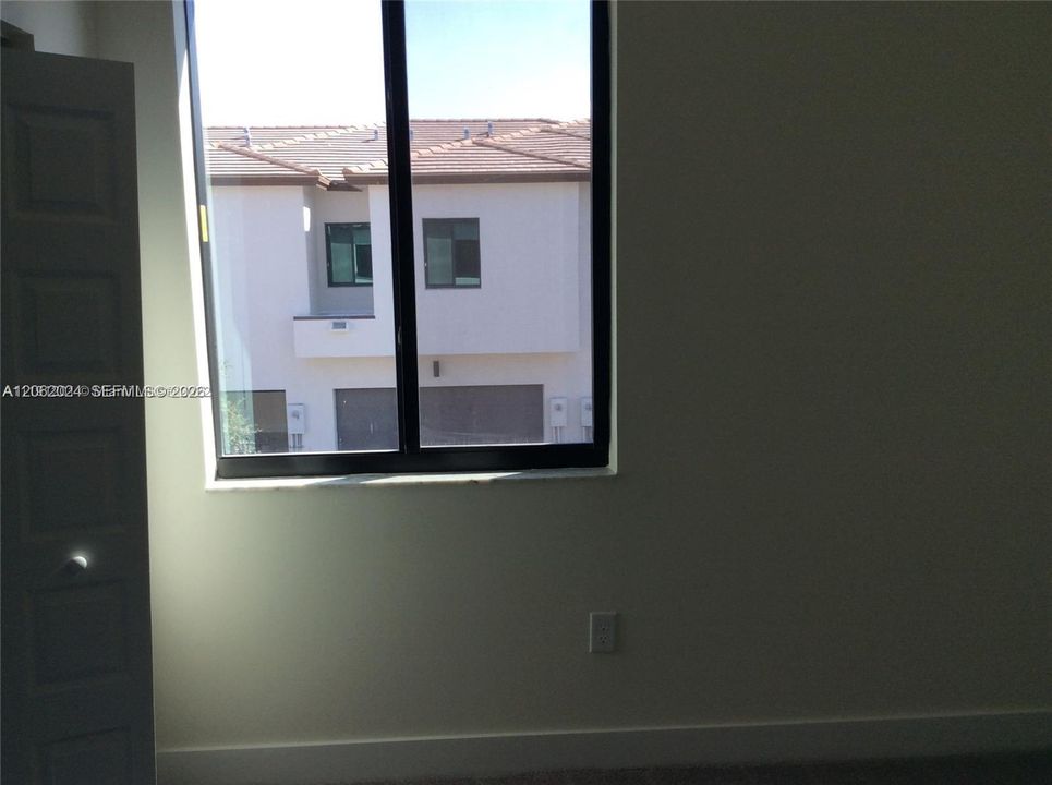 Activo con contrato: $3,950 (3 camas, 2 baños, 1424 Pies cuadrados)