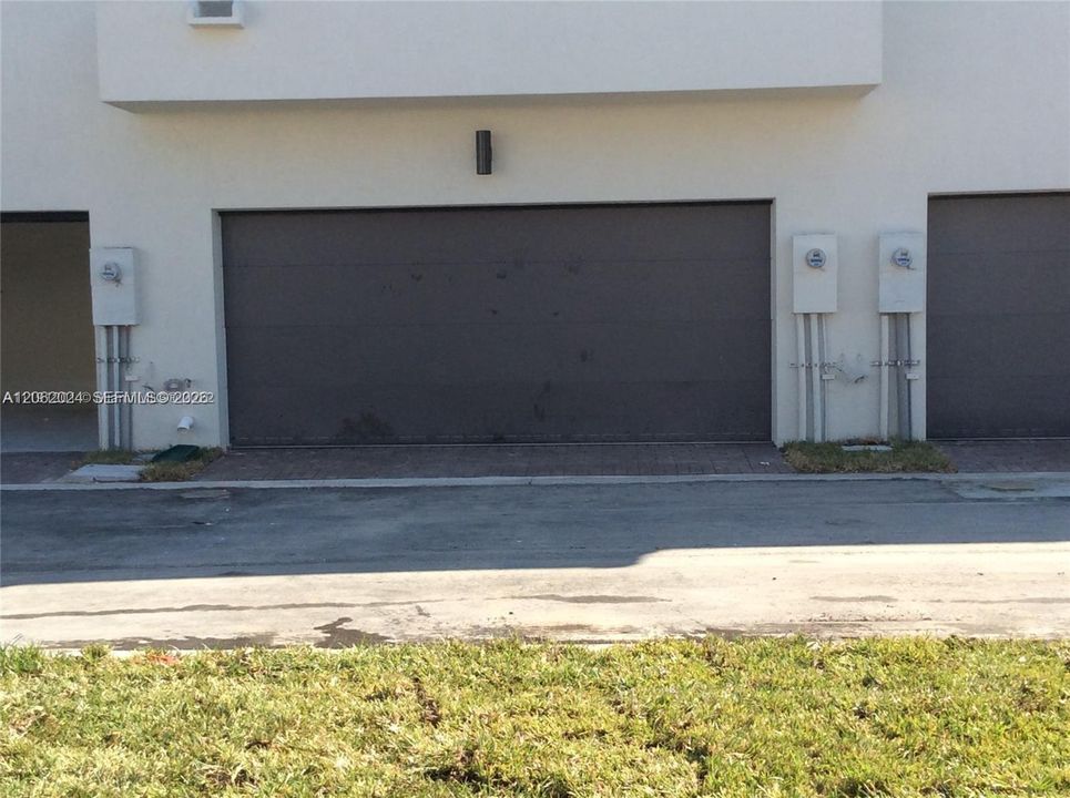 Activo con contrato: $3,950 (3 camas, 2 baños, 1424 Pies cuadrados)